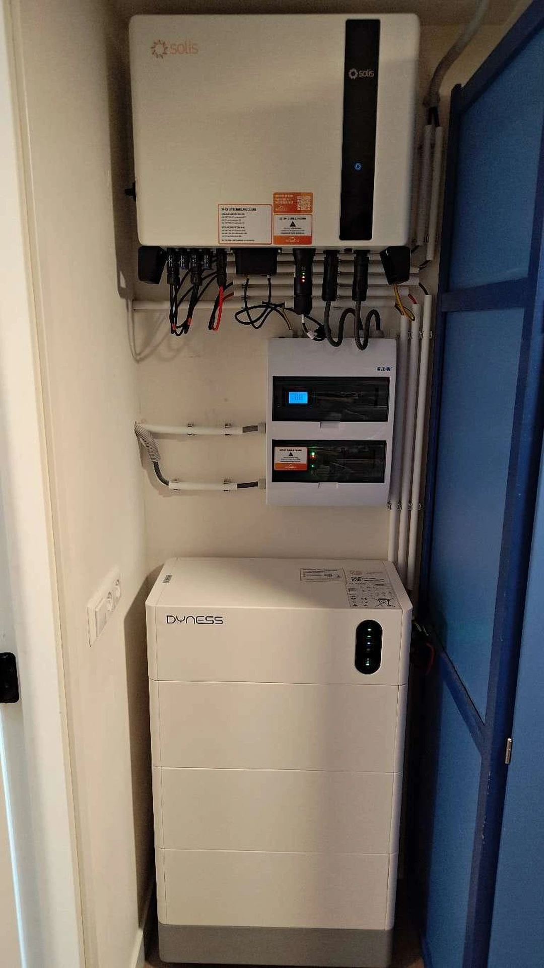 Echte Dyness Tower Pro met Solis omvormer strak weggewerkt in een technische kast